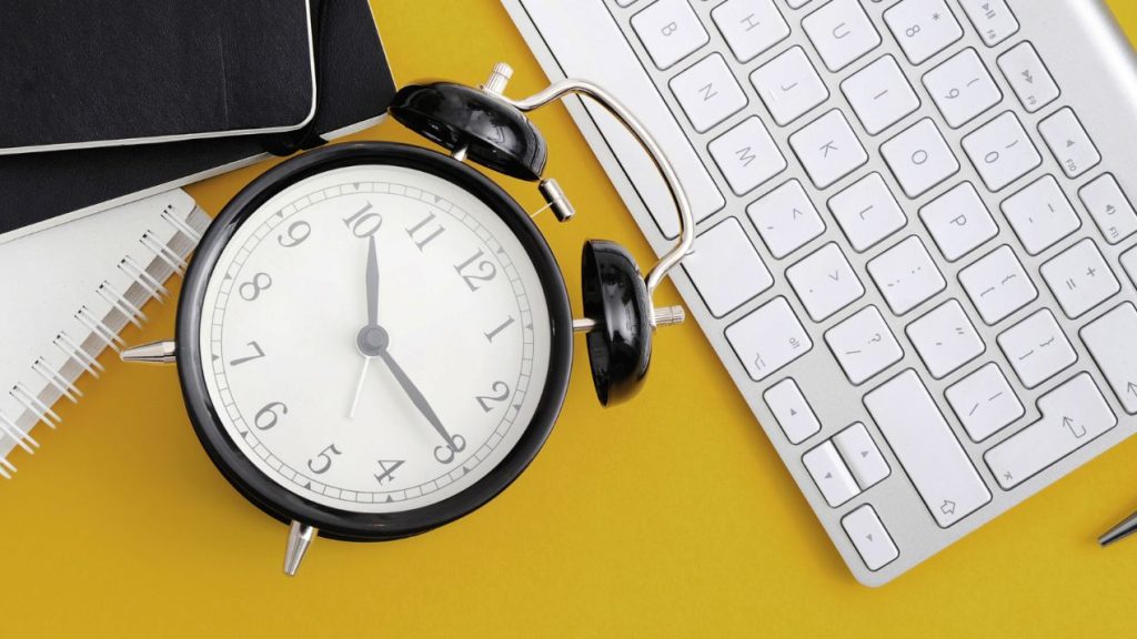 Bureau de travail : réveil, clavier, agenda