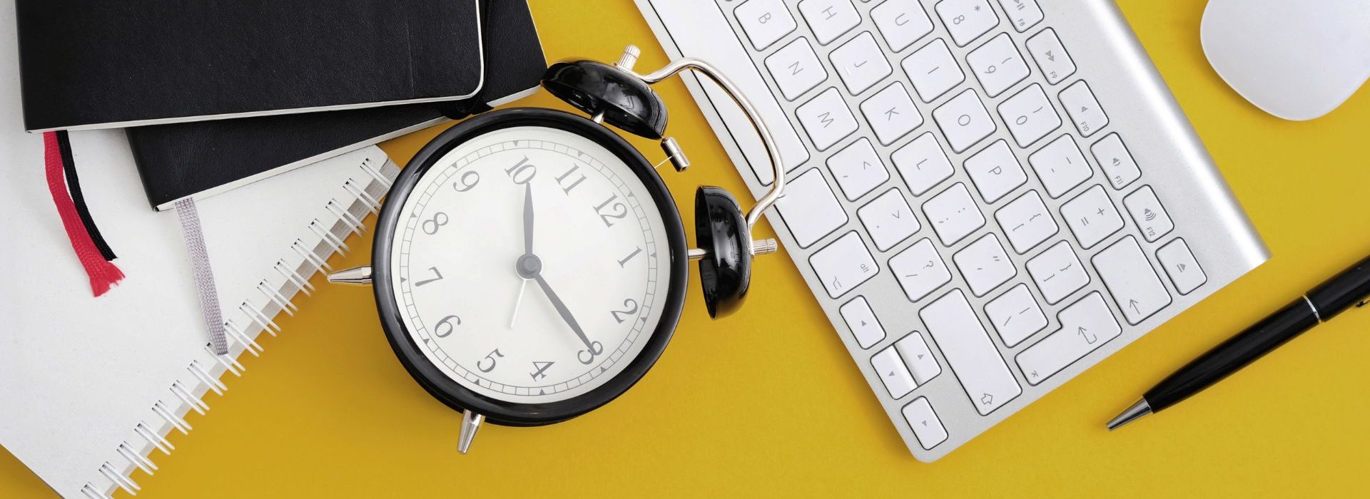 Le principe de Pareto (la règle 80:20) dans la gestion du temps Bureau de travail : réveil, clavier, agenda