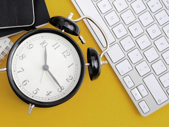 Bureau de travail : réveil, clavier, agenda