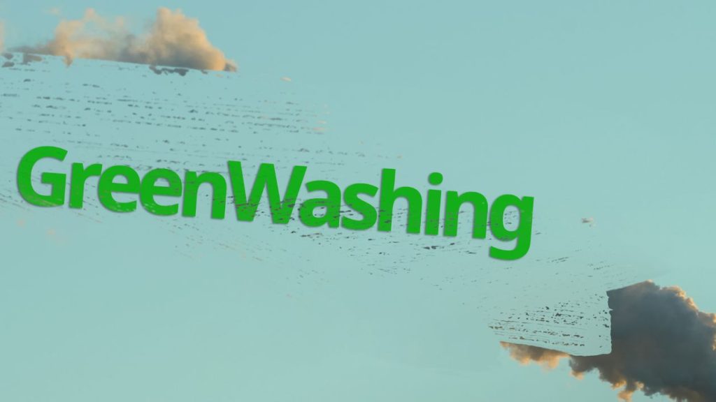 Fumées dans le ciel avec le mot Greenwashing en vert