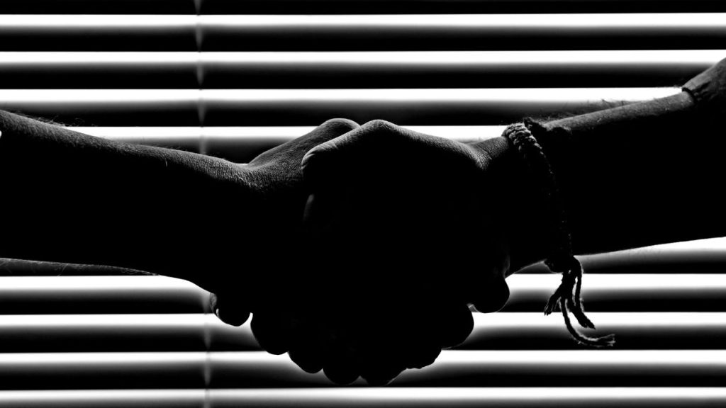 Mentorat en milieu de travail : trois étapes clés Deux mains qui se serrent