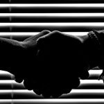 Deux mains qui se serrent