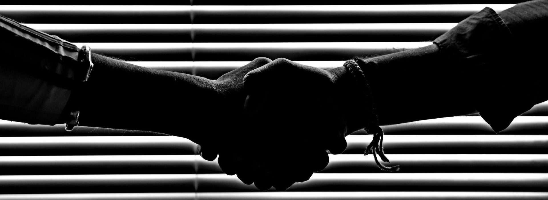 Mentorat en milieu de travail : trois étapes clés Deux mains qui se serrent
