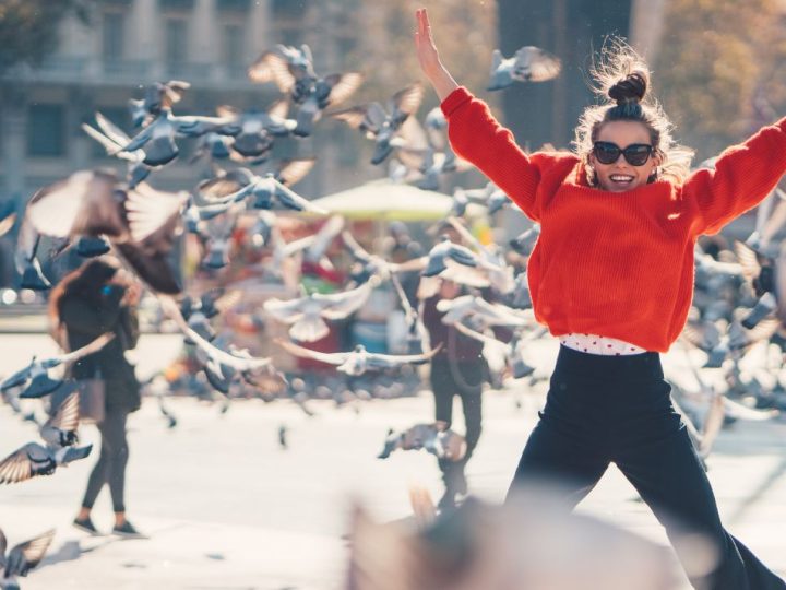 Femmes sautant au milieu d'oiseaux