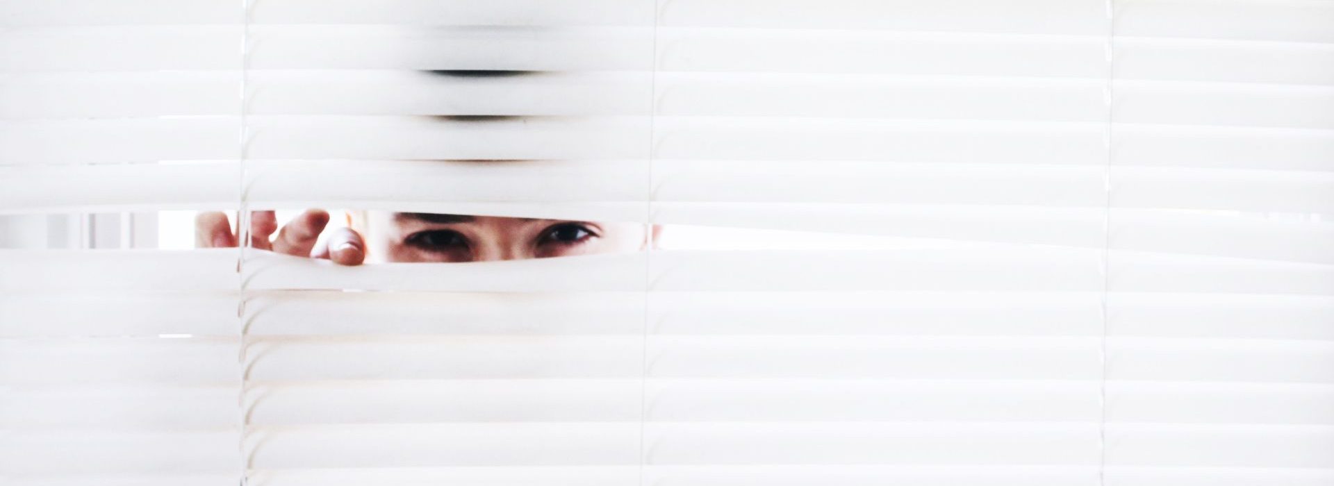 Une étude menée par Software Advice montre que de nombreuses entreprises ont recours à des outils de surveillance. Personne regardant à travers des persiennes