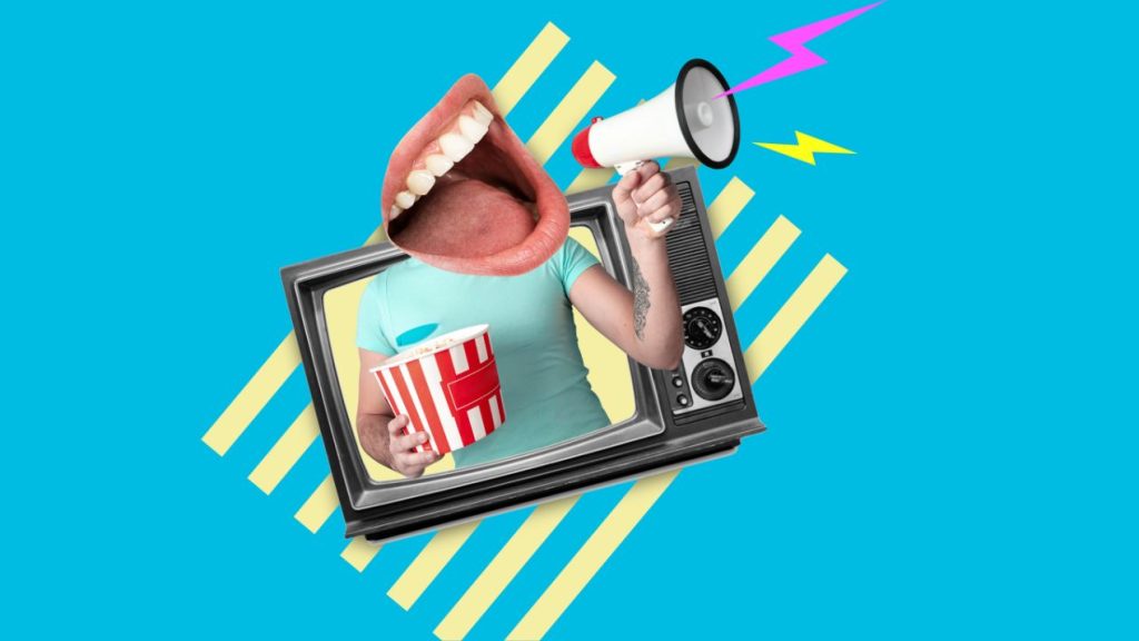 Au 1er trimestre 2023, le marché publicitaire se contracte Personne sortant d'une télévision et criant dans un mégaphone