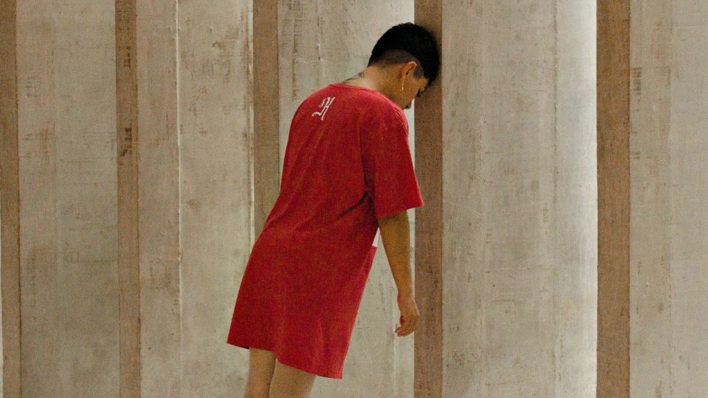 Une récente étude révèle que les services marketing ne savent pas comment se passer des cookies Femme le front posé sur un mur