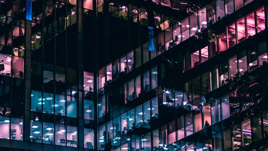 Le futur de la vente B2B sera hybride Immeuble de travail éclairés