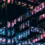 Immeuble de travail éclairés