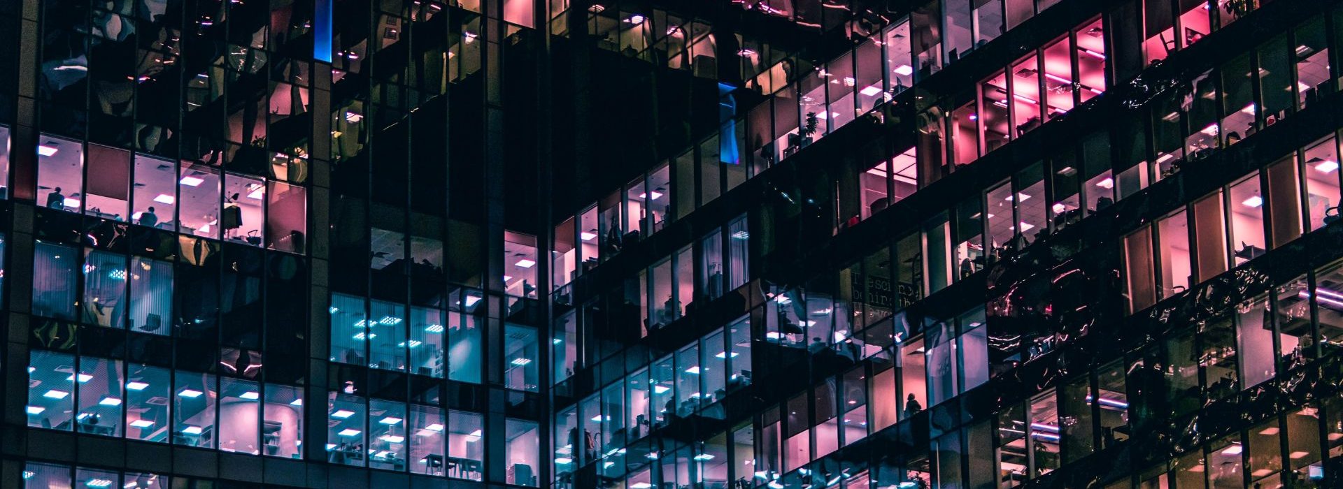 Le futur de la vente B2B sera hybride Immeuble de travail éclairés