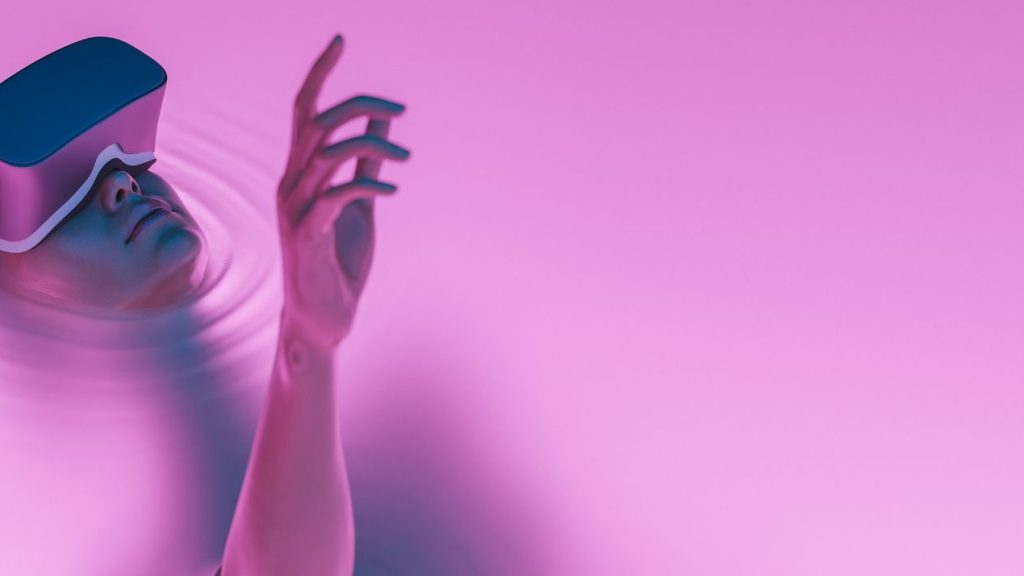 Quel est le rapport de la Gen z au métaverse Fille surréaliste avec des lunettes VR immergées dans un liquide