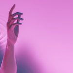 Fille surréaliste avec des lunettes VR immergées dans un liquide