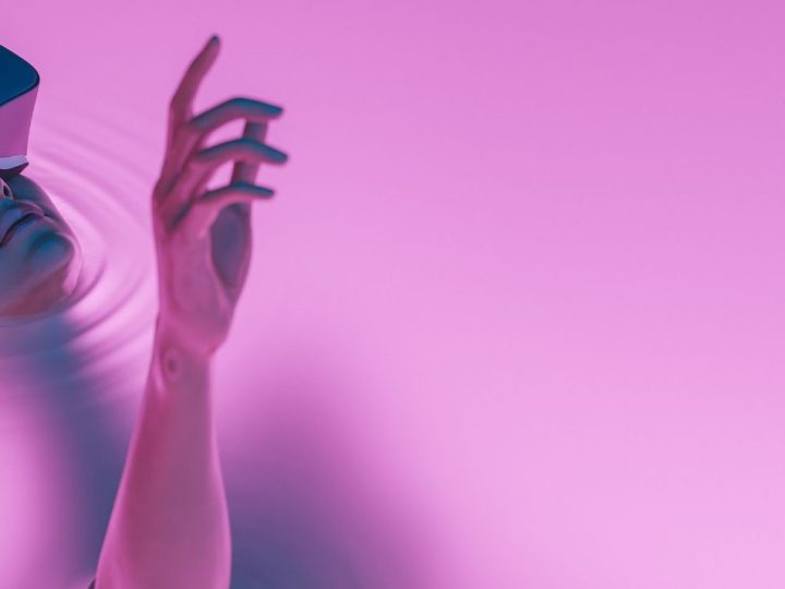 Fille surréaliste avec des lunettes VR immergées dans un liquide