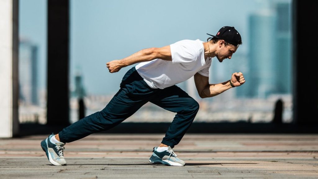 Le climat social impacte directement le travail des salariés. Homme en position de course