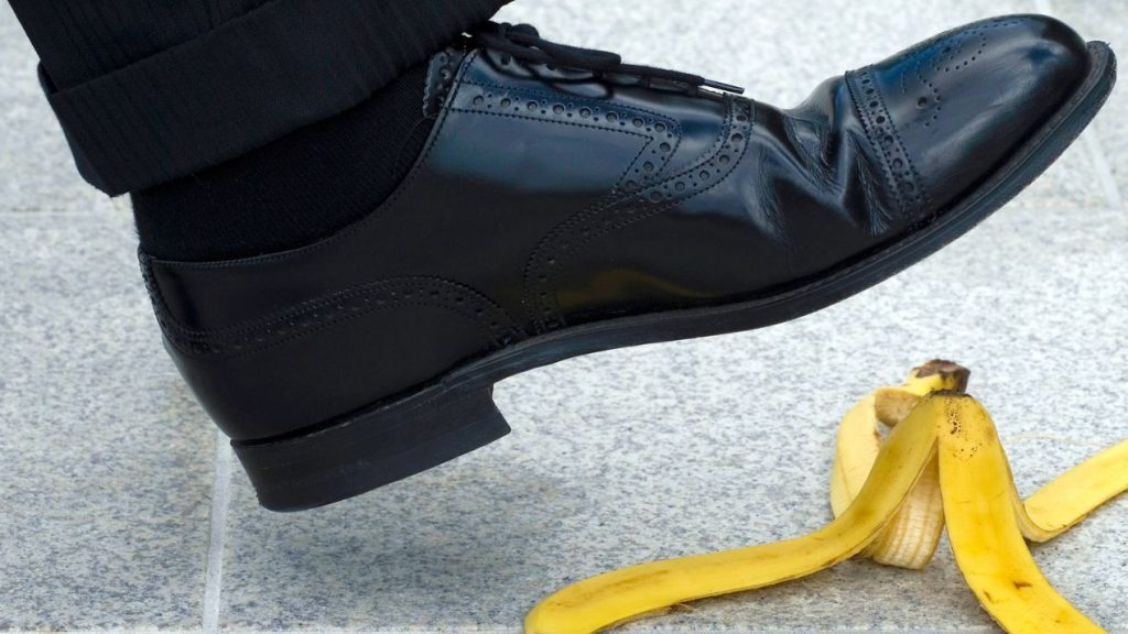 Pied se posant sur une peau de banane