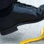 Pied se posant sur une peau de banane