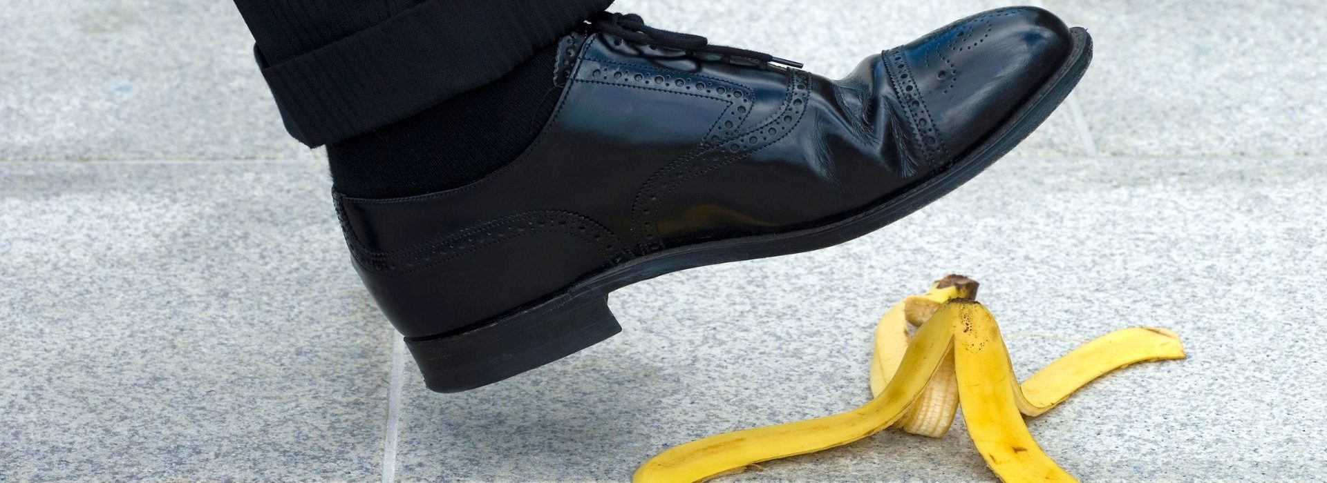 Une nouvelle étude identifie l’impact des événements inattendus sur la carrière des managers Pied se posant sur une peau de banane
