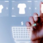 Personne ajoutant des articles dans un panier virtuel