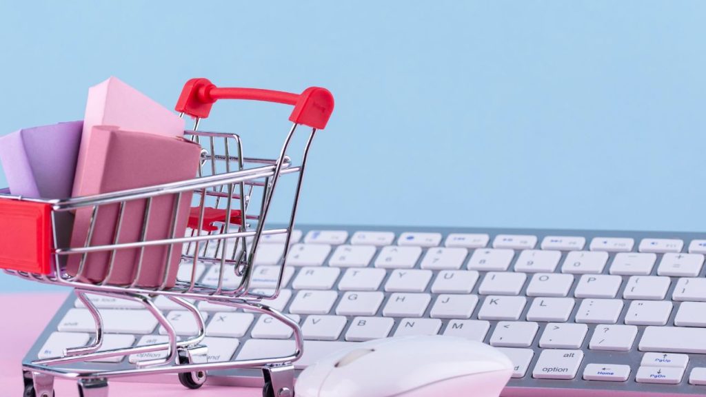 E-commerce : un potentiel omnicanal encore peu exploité par les commerçants français Caddie de course devant un clavier d'ordinateur