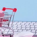 Caddie de course devant un clavier d'ordinateur