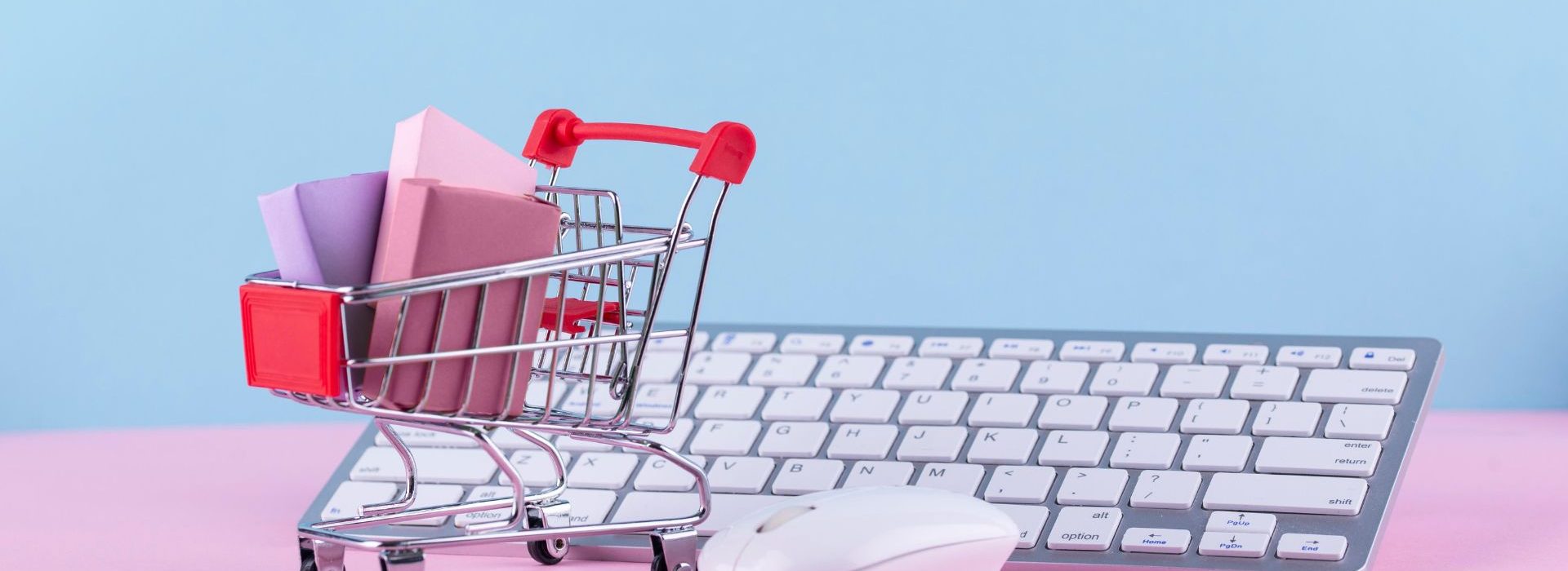E-commerce : un potentiel omnicanal encore peu exploité par les commerçants français Caddie de course devant un clavier d'ordinateur