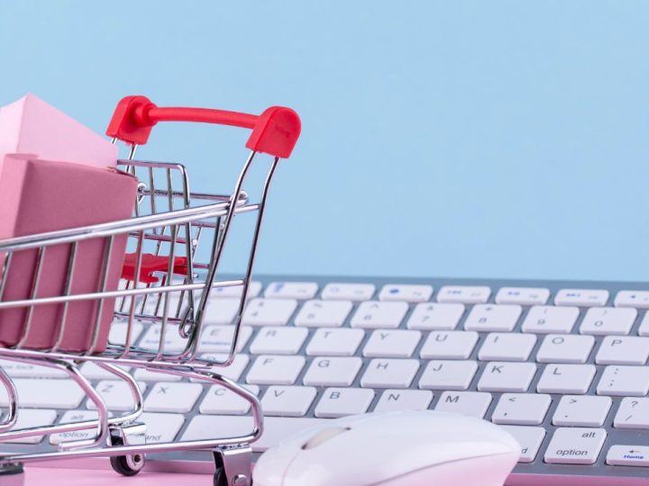 Caddie de course devant un clavier d'ordinateur