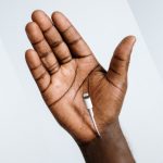 Mains avec un chargeur usb