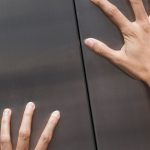 Mains sur les portes d'un ascenseur