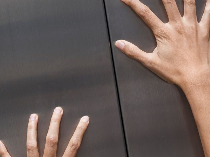 Après leur levée de fonds, des start-up entre euphorie et craintes, selon une enquête réalisée pour TGS France Mains sur les portes d'un ascenseur