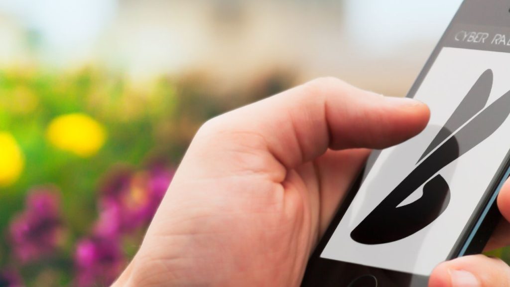 la majorité des consommateurs se tournent vers les apps mobiles pour faciliter leur quotidien. Personne tenant un smartphone dans sa main