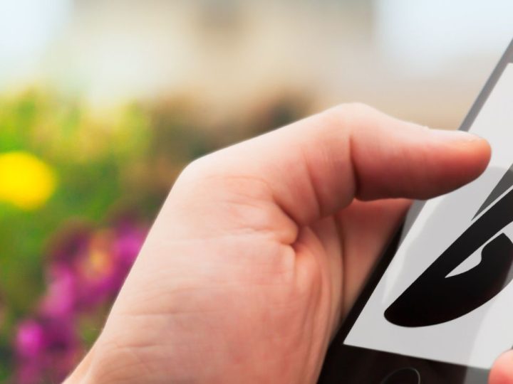 Personne tenant un smartphone dans sa main