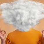 Homme avec un nuage à la place de la tête entouré d'éclairs