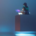 Jeune femme utilisant un ordinateur portable pour une expérience VR