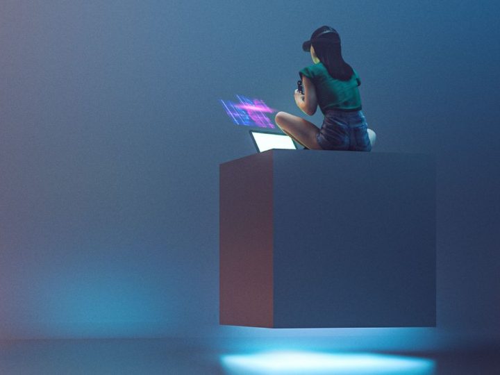 Jeune femme utilisant un ordinateur portable pour une expérience VR