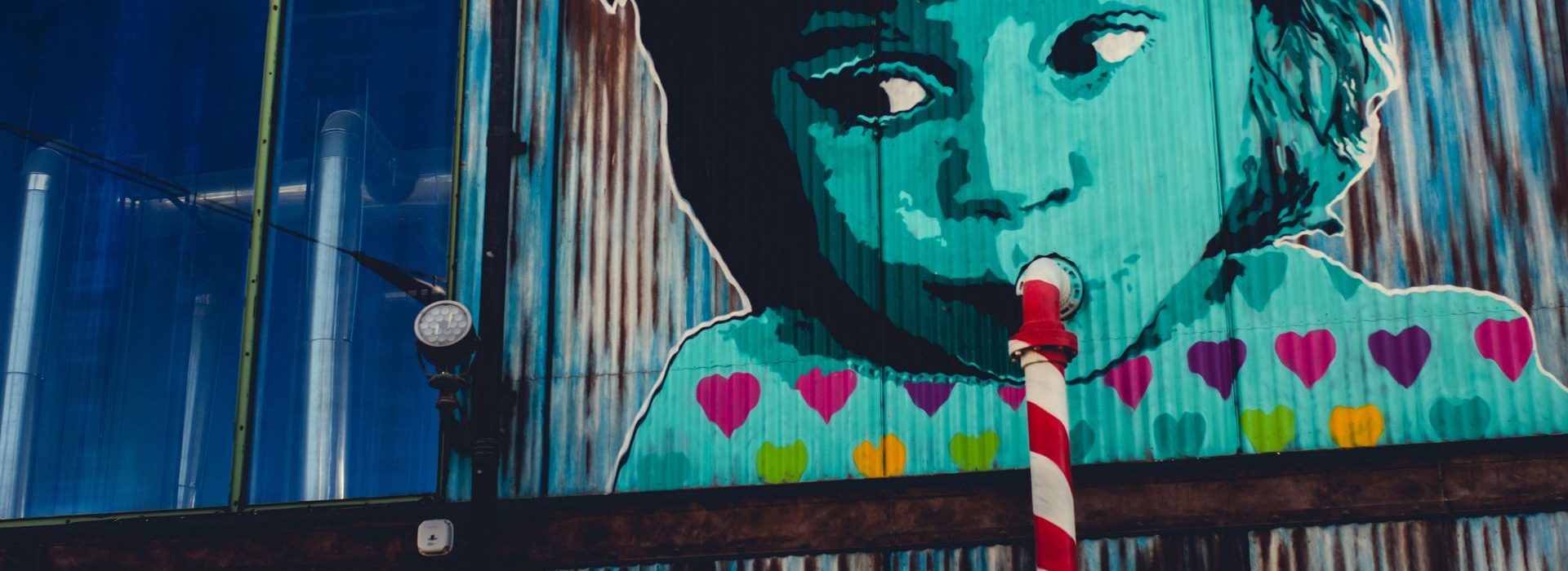 Près de 7 responsables marketing B2B sur 10 en France souhaitent utiliser davantage l’IA générative graffiti d'un enfant sirotant avec une paille dans la bouche, qui est un un tuyau de canalisation