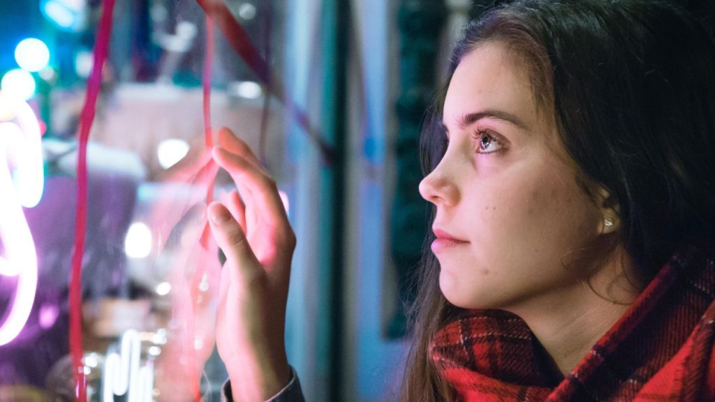 Quelles sont les évolutions des comportements d’achats des Français ? jeune fille devant une vitrine