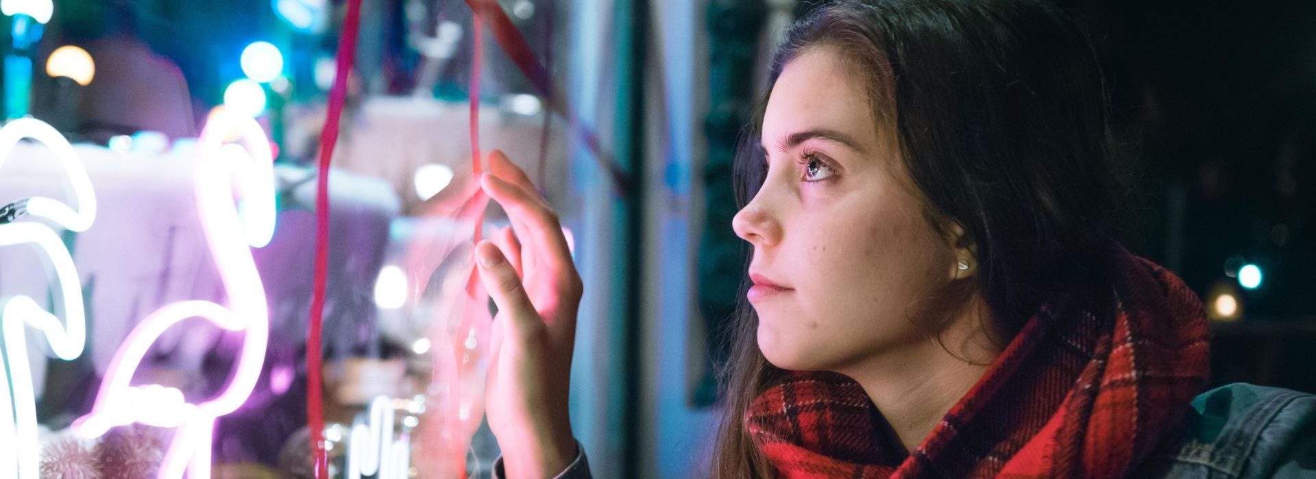 Quelles sont les évolutions des comportements d’achats des Français ? jeune fille devant une vitrine