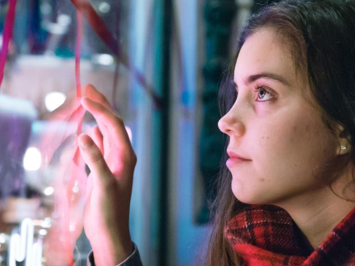 jeune fille devant une vitrine