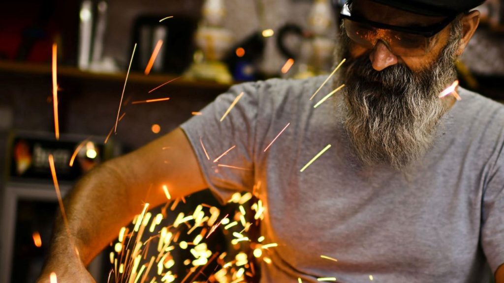 Homme senior au travail