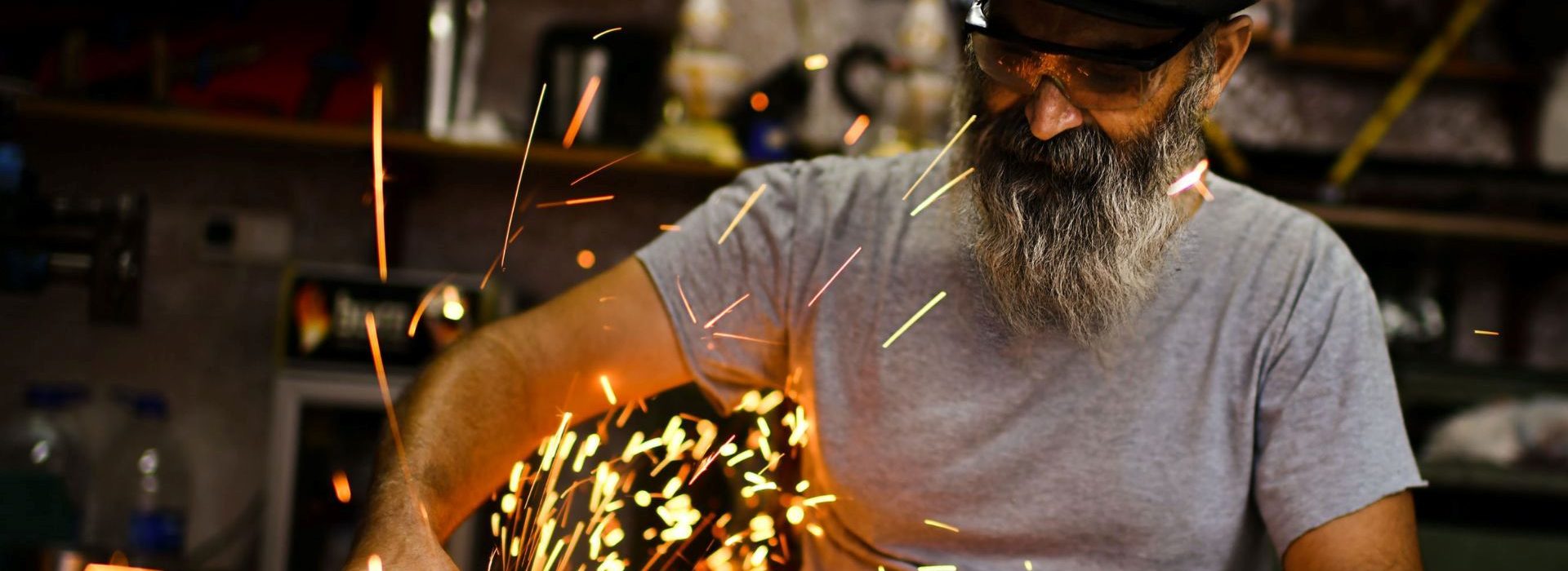 La reconversion professionnelle, une solution à la pénibilité du travail ? Homme senior au travail