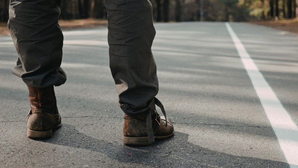 Entrepreneuriat : « On n’apprend pas à marcher sans tomber » Chaussures sur une route