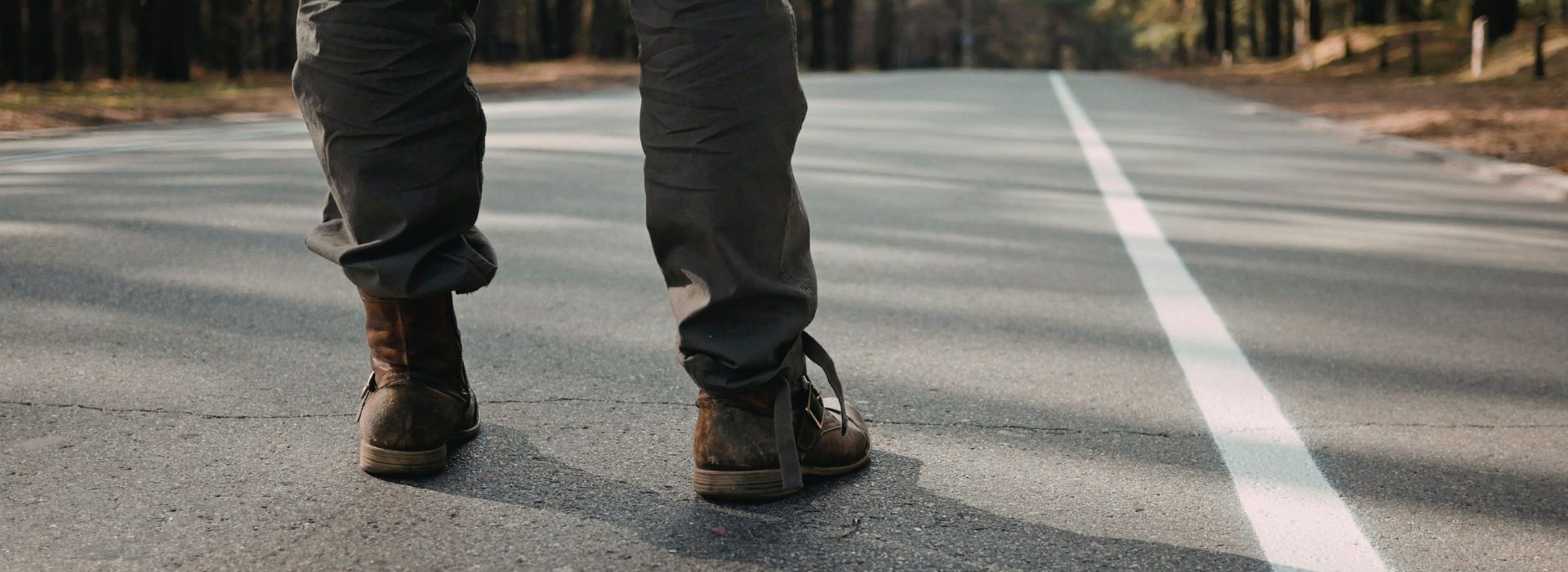 Entrepreneuriat : « On n’apprend pas à marcher sans tomber » Chaussures sur une route