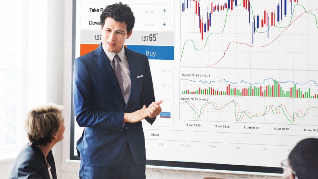 Homme devant un tableau avec des graphiques