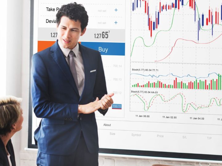 Homme devant un tableau avec des graphiques