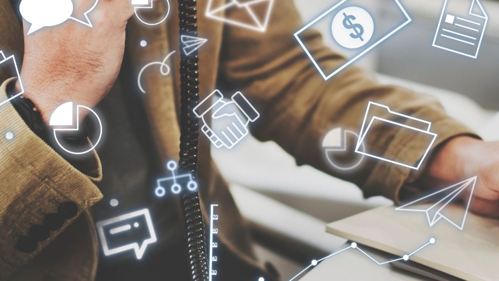 Comment booster sa prospection commerciale ? Homme au téléphone