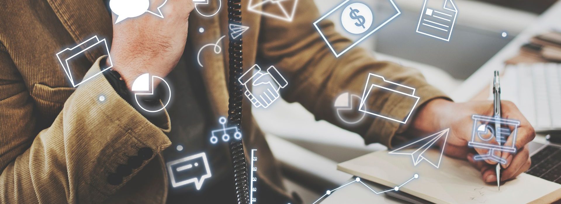 Comment booster sa prospection commerciale ? Homme au téléphone