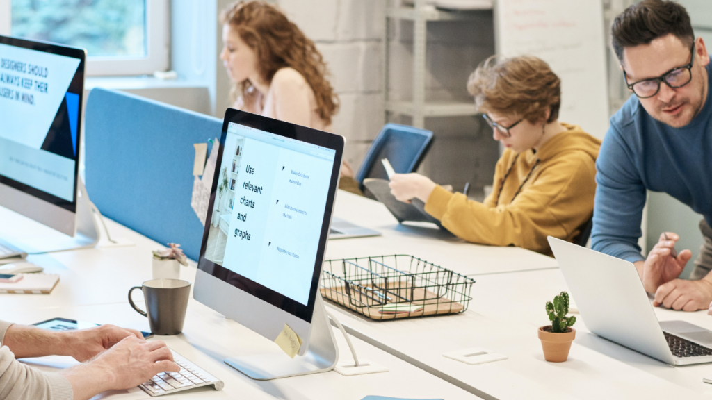 Gens au travail dans des bureaux