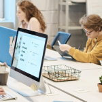 Gens au travail dans des bureaux