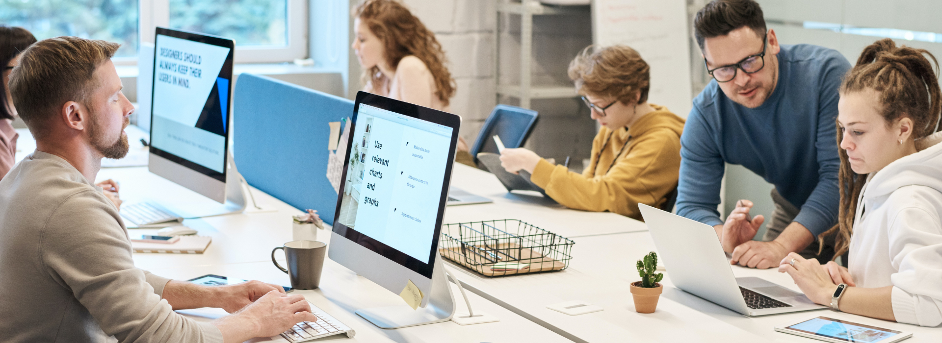 Comment augmenter la productivité de votre équipe de vente ? Gens au travail dans des bureaux