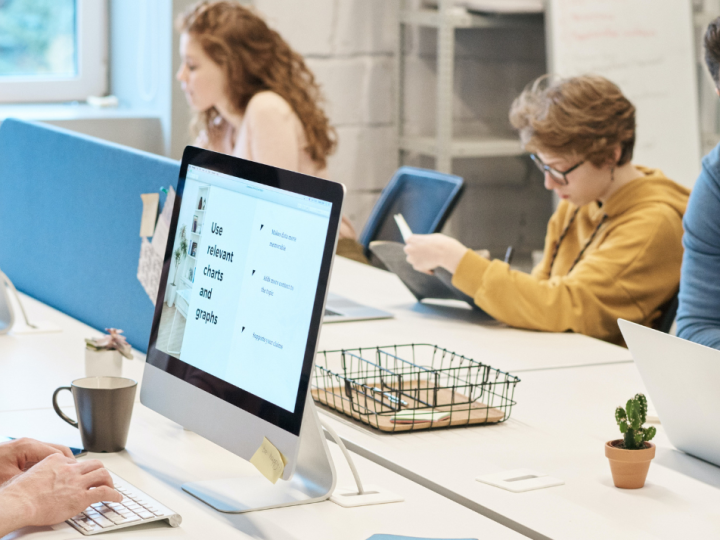 Gens au travail dans des bureaux